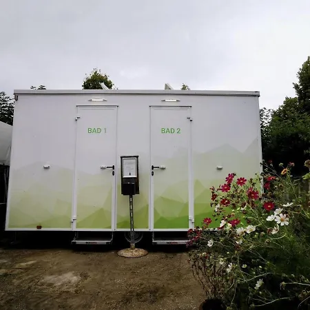 Wohnwagen Zwischen Den Tieren