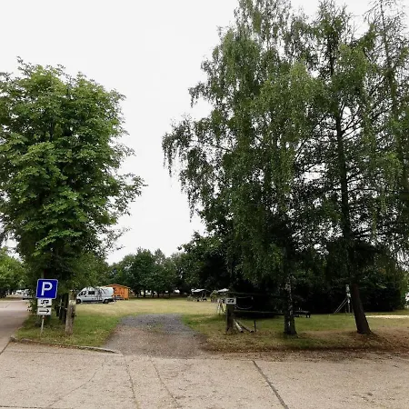 Wohnwagen Zwischen Den Tieren  Heideland